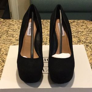 Steve Madden black wedge shoe
